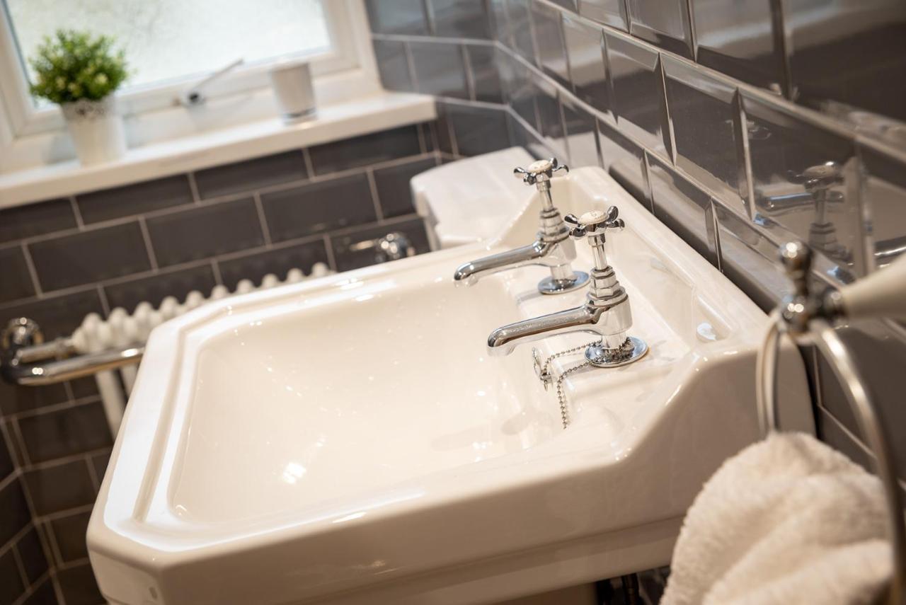 Woodland Cottage - Private Courtyard - Pet Friendly Retreat In The Heart Of Windermere Kültér fotó