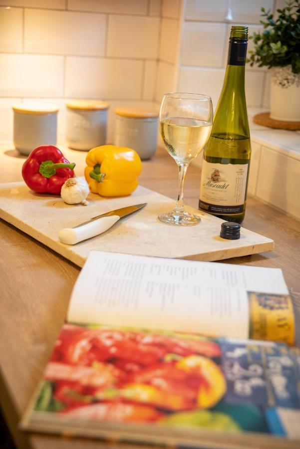 Woodland Cottage - Private Courtyard - Pet Friendly Retreat In The Heart Of Windermere Kültér fotó